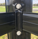 BLACK 4" STALLION RAIL SIDE CORNER BRACKET NON-INSULATED [Cl:BLACK]